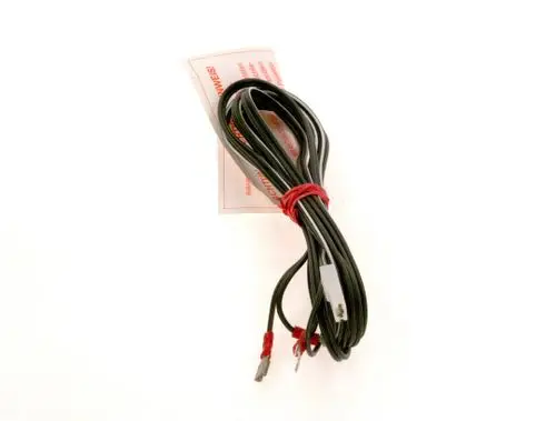 Schwarzes Kabel mit zwei offenen Enden und einem Clip-Typ-Stecker, verpackt mit einem Hinweis. Produkt von Bosch, geeignet für elektrische Anschlüsse.